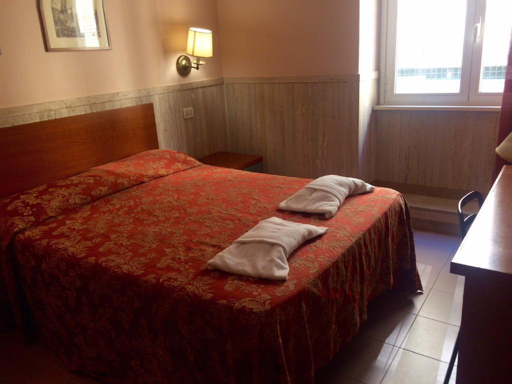 Hotel Pyramid Рим Екстериор снимка