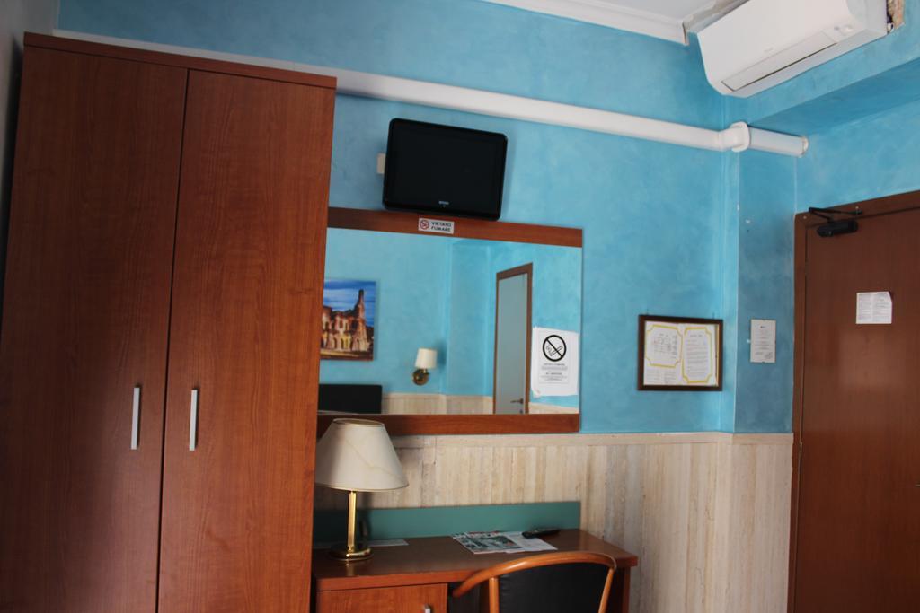Hotel Pyramid Рим Екстериор снимка